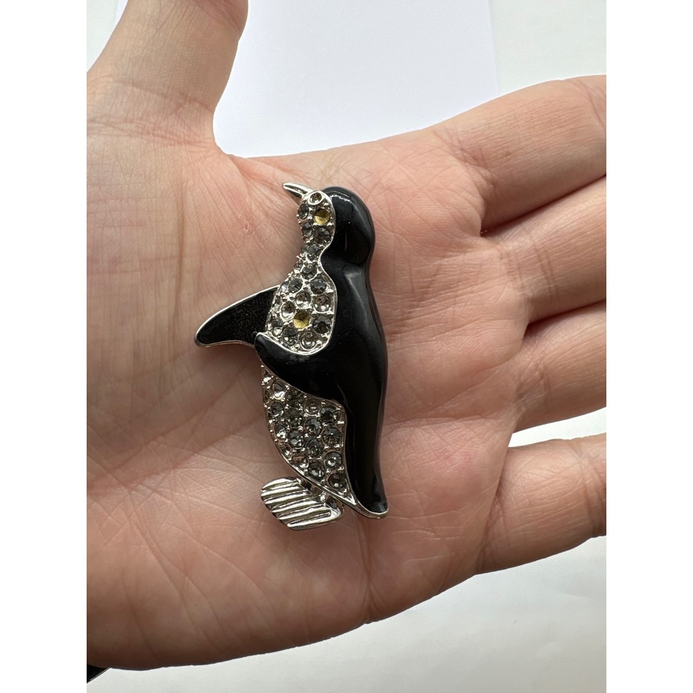 Vintage Penguin Brooch Pin Black Enamel Rhinestone Silvertone Animal‎ Bird J85